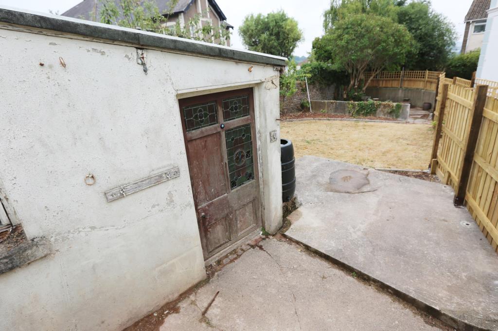 Lot: 77 - FREEHOLD BARN AND GARDENS WITH POTENTIAL -